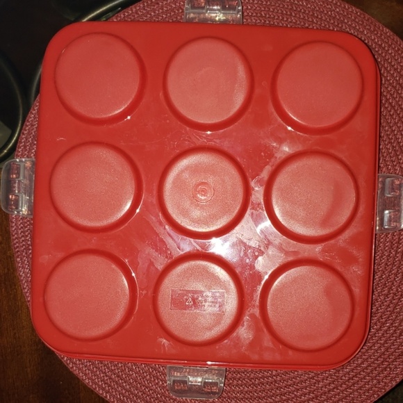 Sure Fresh Reusable Cupcake Container & Lock Lid - Picture 7 of 8